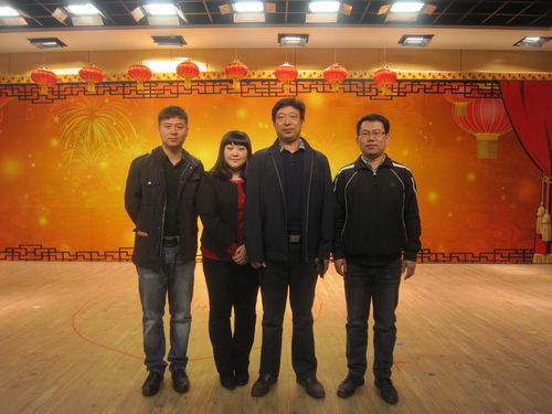 8行政学生工作党支部代表合影_调整大小