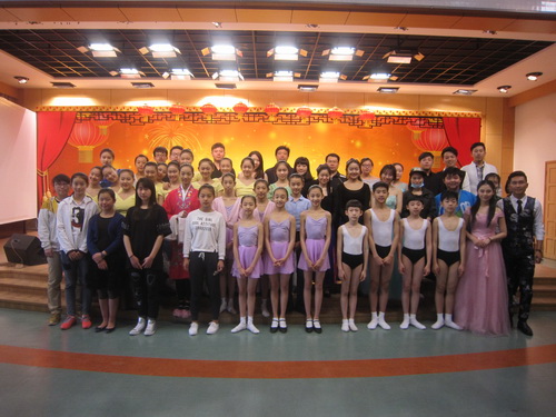 9演职人员合影_调整大小