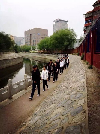 学生们沿着马草河前往北京京剧院_调整大小