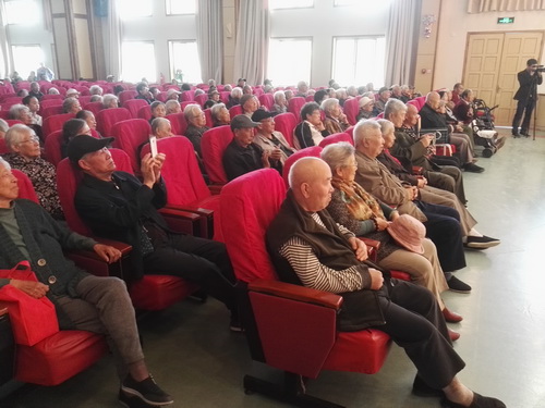 1老人们观看节目_调整大小