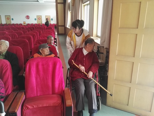 3志愿者主动为老人提供服务_调整大小