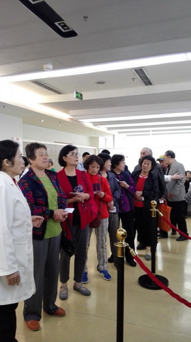 老干部们排队体检1_调整大小