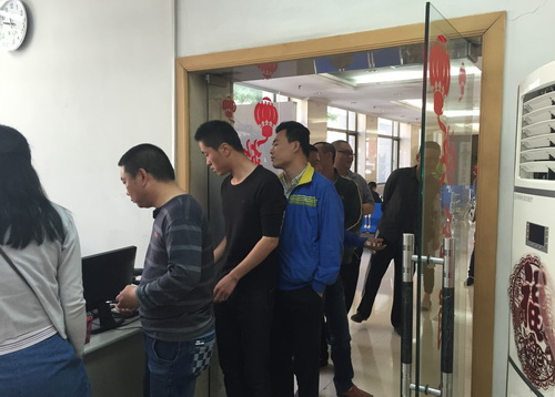 2献血教师排队进入献血室_调整大小