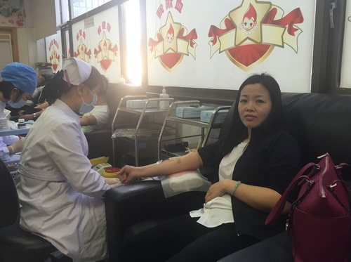 4献血现场_调整大小