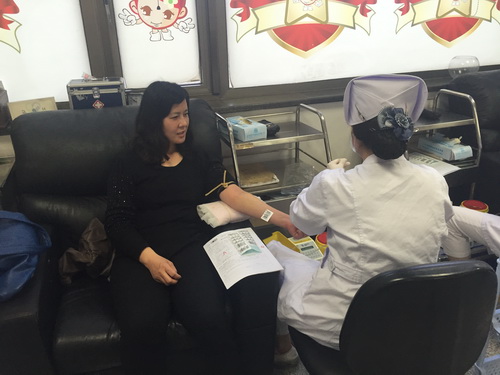 6献血现场_调整大小