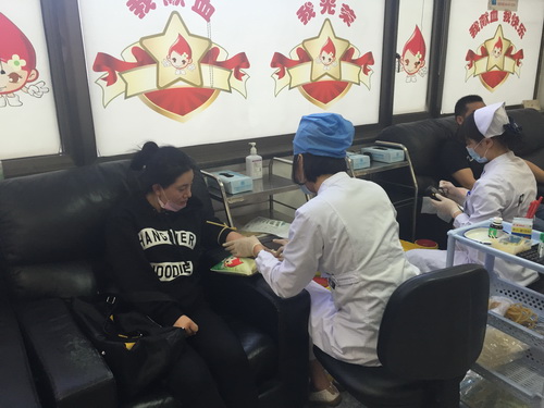 8献血现场_调整大小