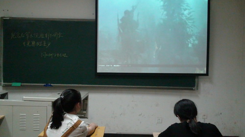 1学生观看爱国教育影片_调整大小