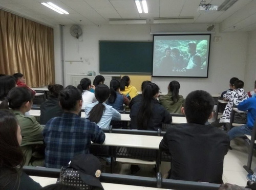 2学生观看爱国教育影片_调整大小