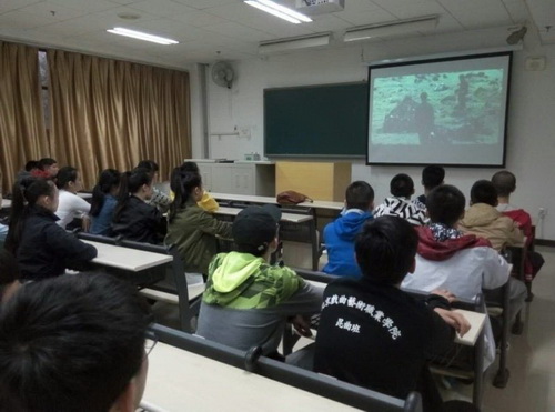 3学生观看爱国教育影片_调整大小