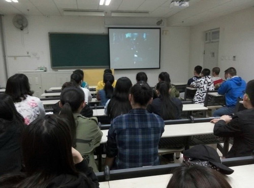 4学生观看爱国教育影片_调整大小