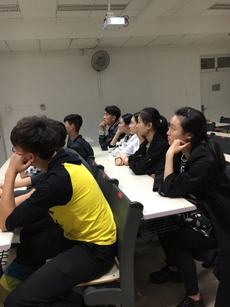 5学生观看爱国教育影片_调整大小