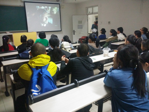 6学生观看爱国教育影片_调整大小