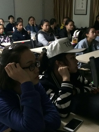 7学生观看爱国教育影片_调整大小