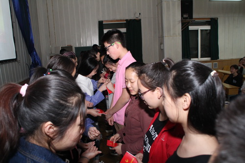 3老团员为新团员佩戴团徽颁发团证_调整大小