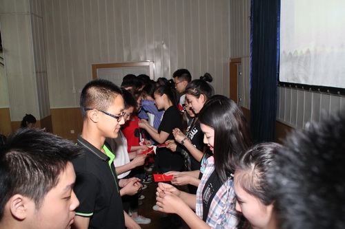 4老团员为新团员佩戴团徽颁发团证_调整大小