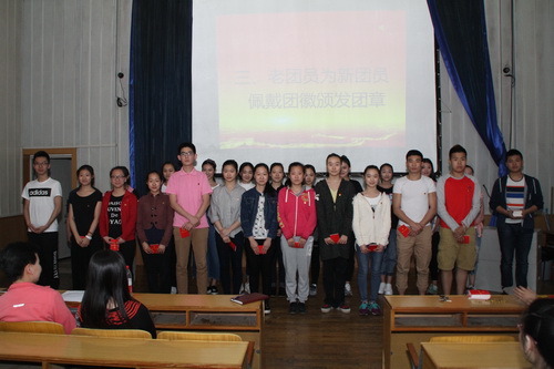 6新团员合影_调整大小