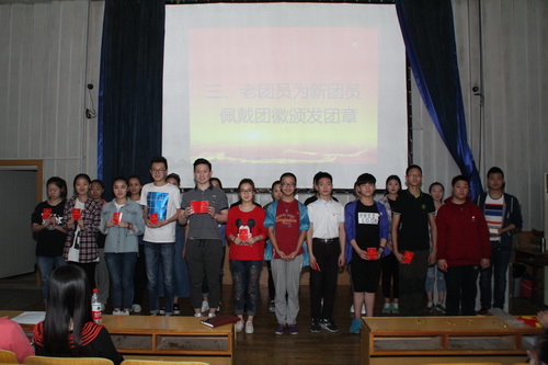 7新团员合影_调整大小