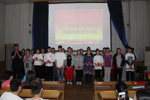 8新团员合影_调整大小