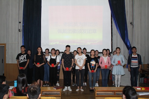 9新团员合影_调整大小