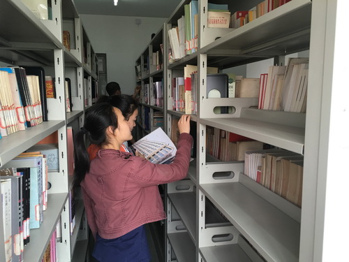 1学生们在认真挑选相关书籍_调整大小