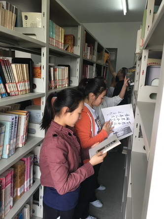 2学生们在认真挑选相关书籍_调整大小