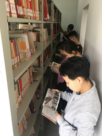 3学生们在认真挑选相关书籍_调整大小