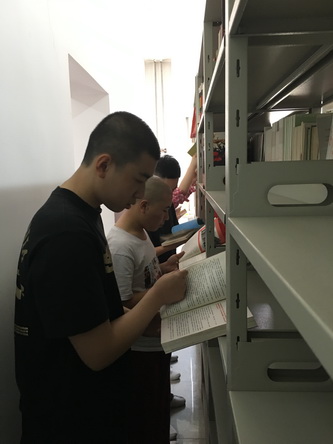 4学生们在认真挑选相关书籍_调整大小