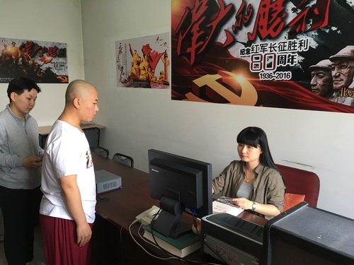 5图书馆工作人员为学生办理借阅手续_调整大小