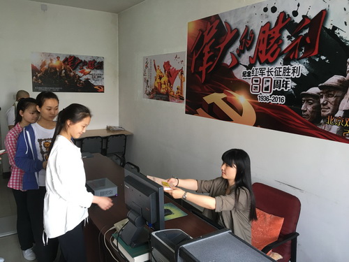 6图书馆工作人员为学生办理借阅手续_调整大小