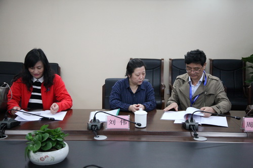 1大赛监督组周涛组长和刘伟老师检查大赛资料_调整大小