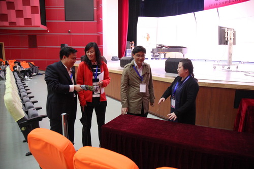 2大赛监督组周涛组长和刘伟老师检查大赛准备情况_调整大小