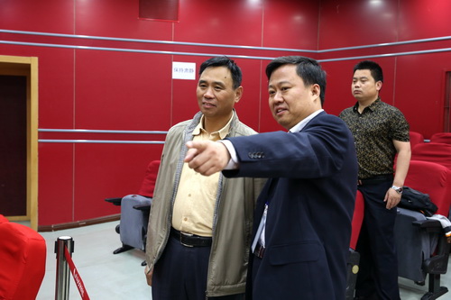 15副院长黄平在比赛现场_调整大小