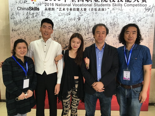 8院领导与本院参赛队合影_调整大小