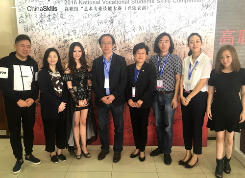 8学院领导与我院参赛师生合影_调整大小