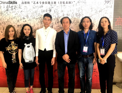 9学院领导与我院参赛师生合影_调整大小