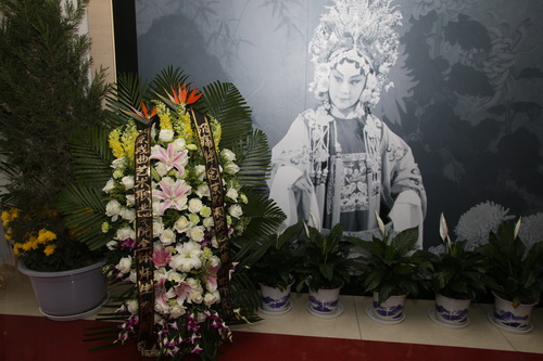 2学院赠与李世济先生献花_调整大小