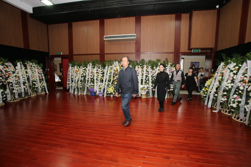 3院长一行进入李世济先生灵堂_调整大小