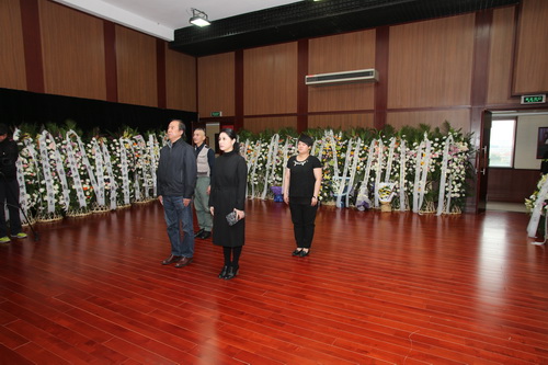 4学院领导及老师对李世济先生鞠躬致以哀思_调整大小