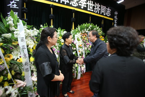 6院长慰问李世济先生家属_调整大小