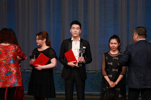 4颁奖现场_调整大小