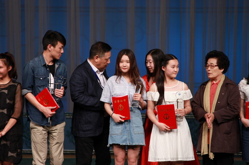 5颁奖现场_调整大小