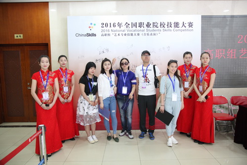 12志愿者在行动_调整大小