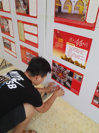 3学生观看图片展_调整大小