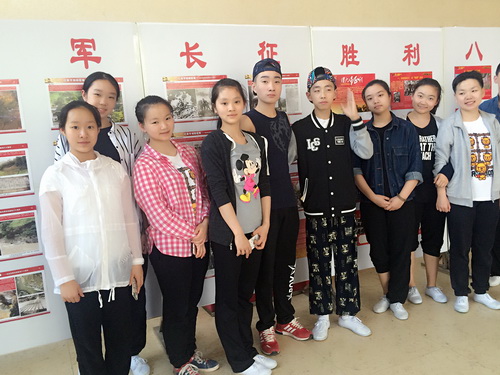 6学生观看图片展_调整大小