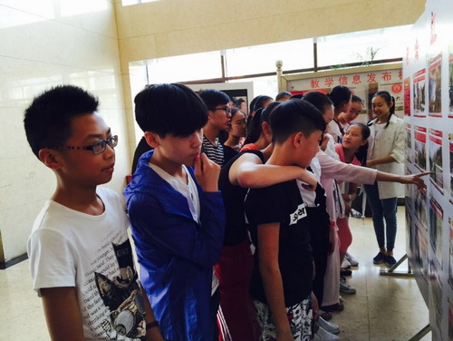 7学生观看图片展_调整大小