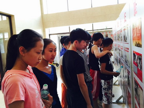8学生观看图片展_调整大小