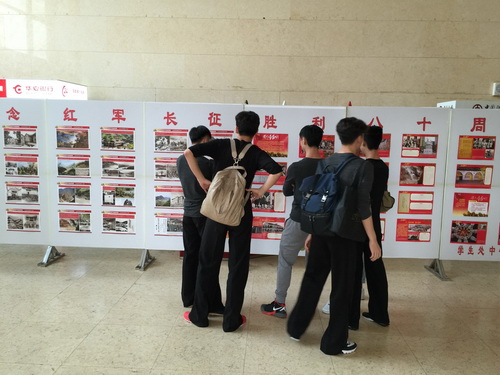 9学生观看图片展_调整大小