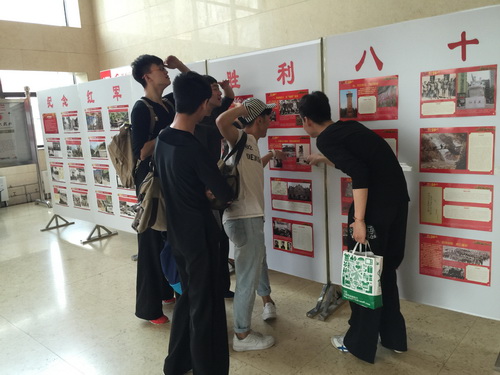 10学生观看图片展_调整大小