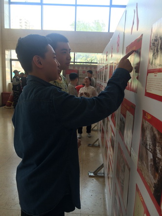 11学生观看图片展_调整大小