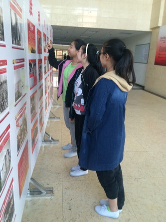 12学生观看图片展_调整大小